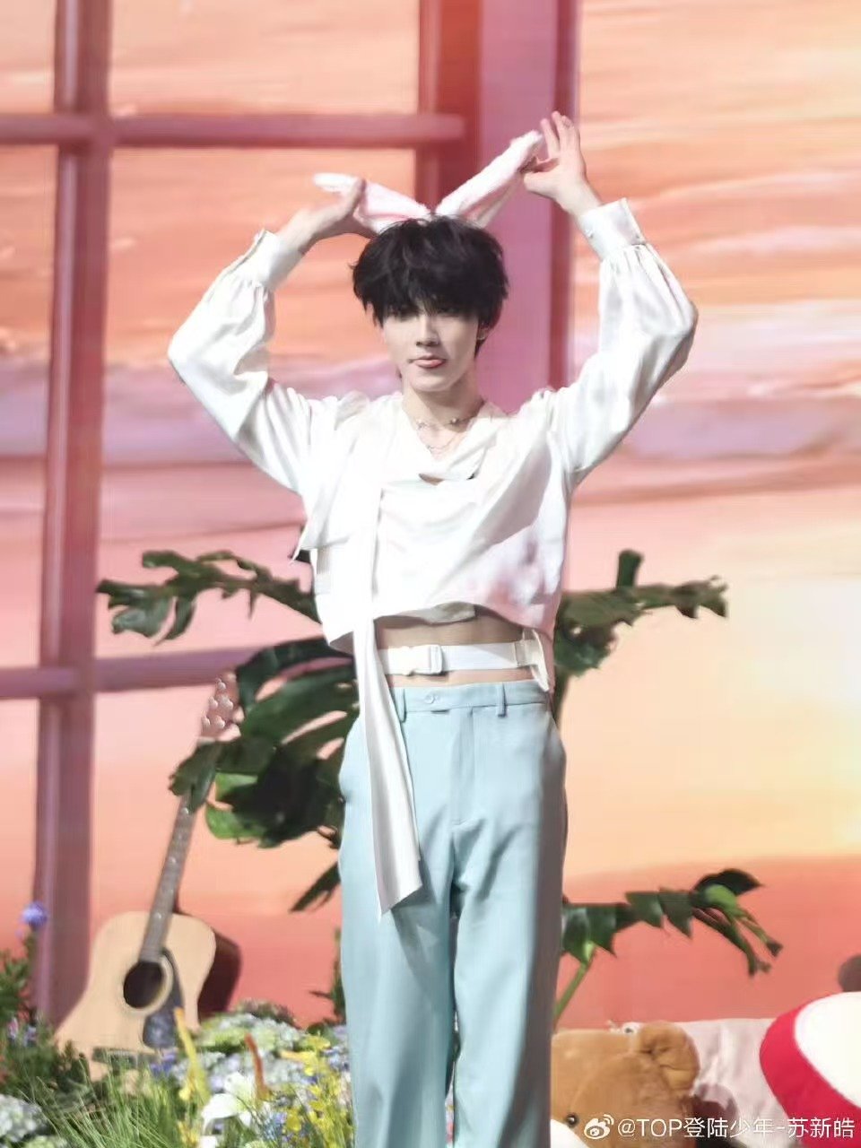 苏新皓今天很开心 苏新皓看到你们开心我觉得很值得 信号灯也很开心！！ 