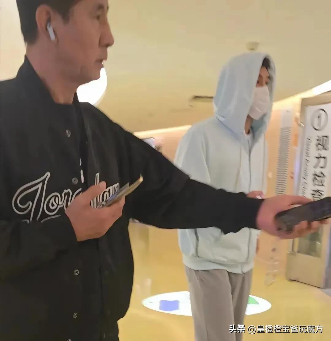 网友抓拍！郭艾伦已摘掉眼罩 边走边看手机 郭父陪同前往医院检查视力
又是网友抓拍