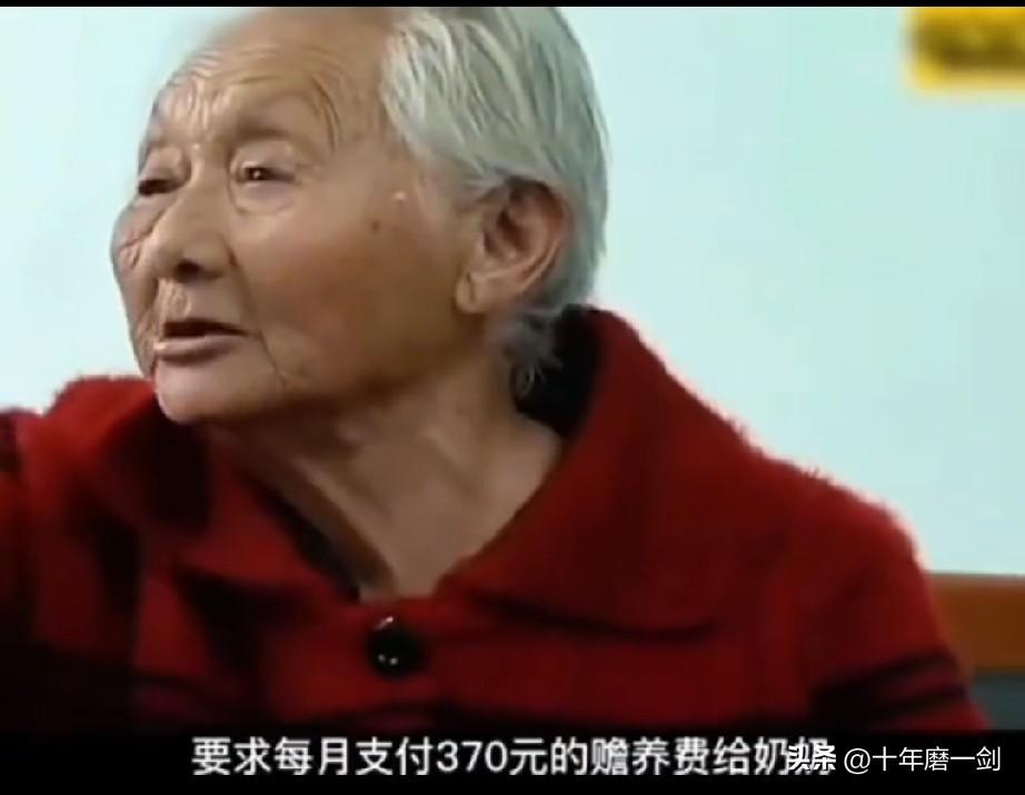 江苏，93岁的钱刘氏育有多名子女，二儿子早早离世，其余儿女全都在世。四十多年来，