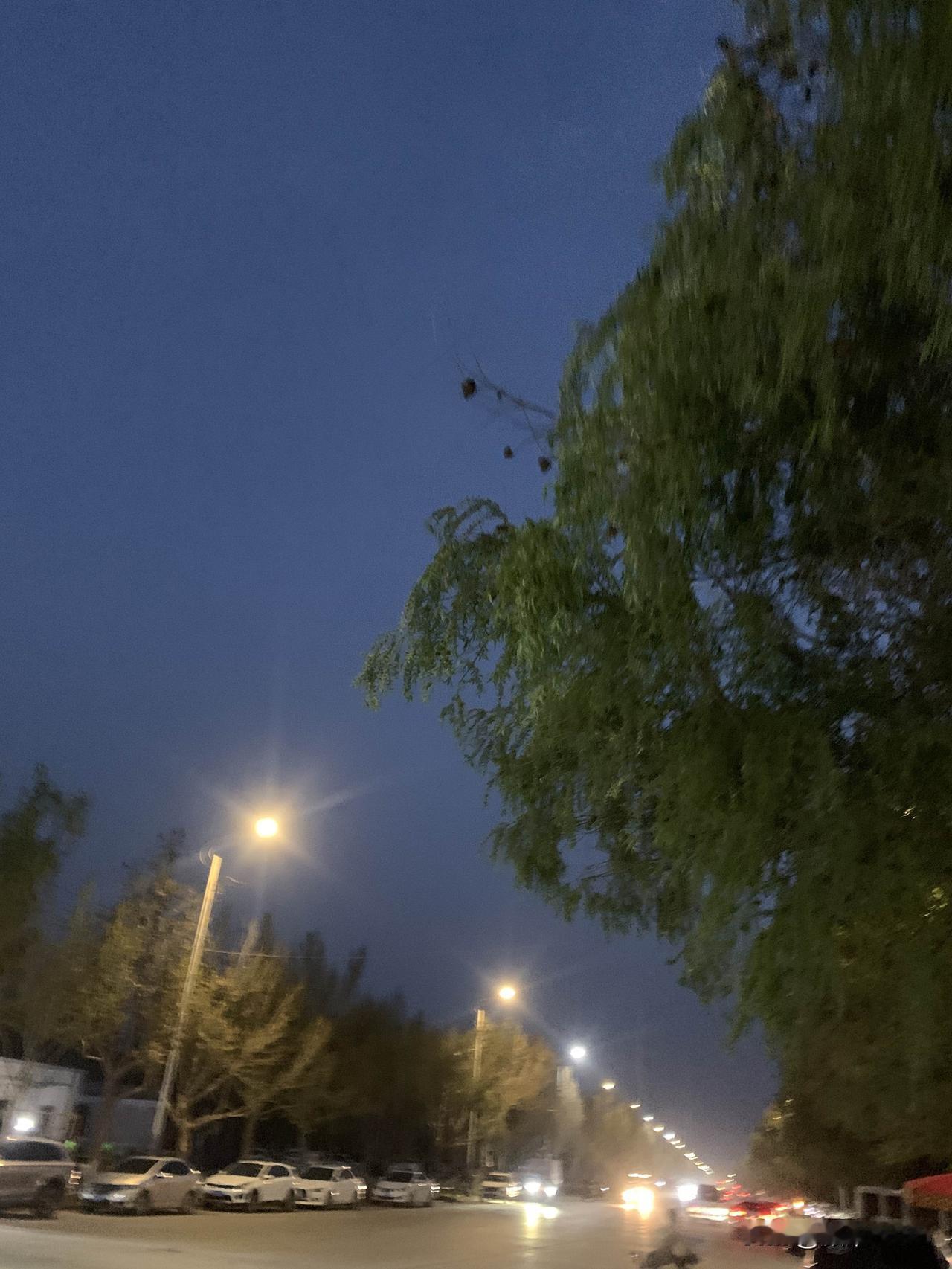 夜跑打卡，今天妥妥的8公里，每天晚上保持优良的锻炼习惯，夜跑，跑出健康，跑出人生