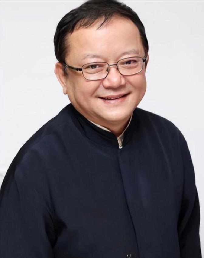 咱们熟悉的荧幕老戏骨王刚，今年都七十六了，按说该享清福了，可他呀，还在舞台上忙个