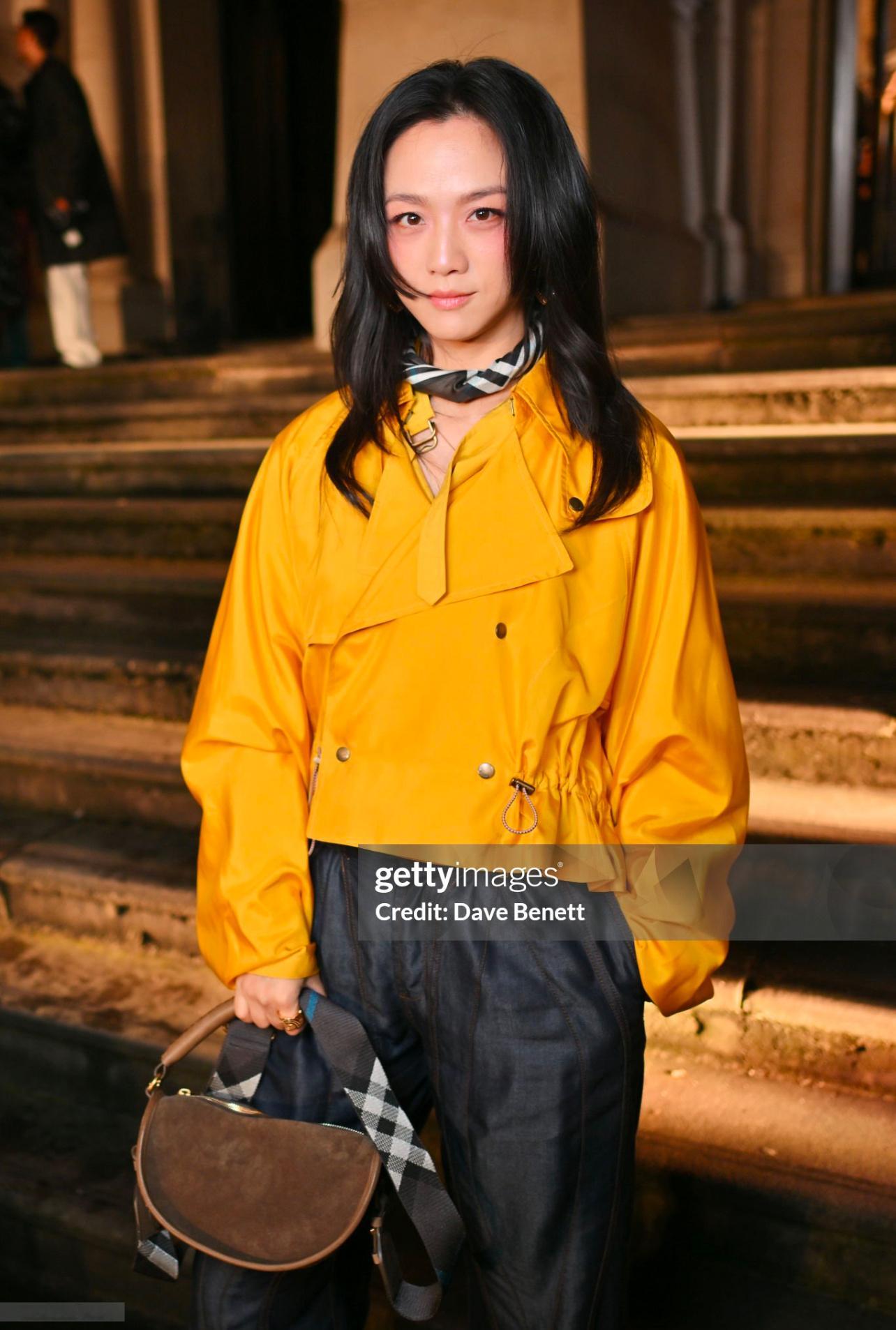 汤唯｜Burberry 2025冬季系列大秀伦敦夜幕下的一抹亮丽色彩～💛 