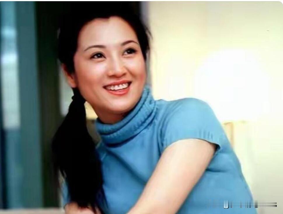 大家还记得这位长得跟倪萍一样漂亮的女主持人吗？她出生于河北，在90年代主持过央视
