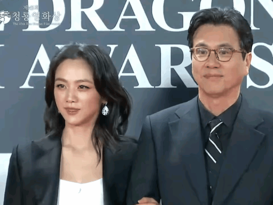 汤唯和老公青龙红毯 汤唯凭借《梦境》第三次提名青龙奖最佳女主角，一走上红毯就成了