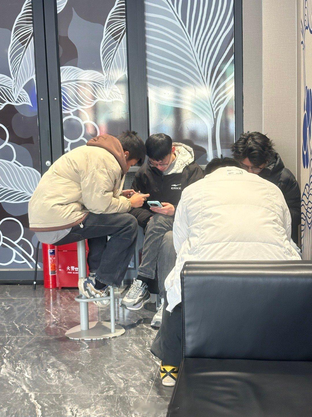 春节放假了，现在中学生聚会到一起都是拿手机打游戏