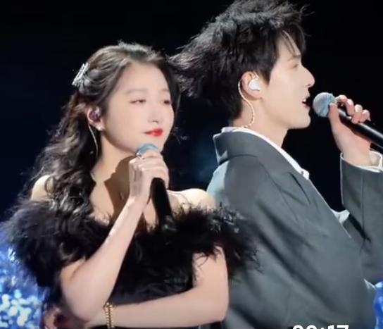 2025年12月31日晚，关晓彤与李昀锐在浙江卫视“6得飞起”跨年晚会上合唱了《