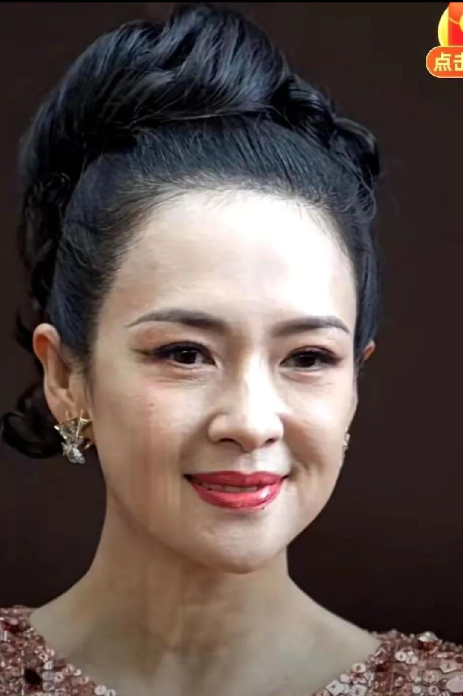 别再吐槽章子怡没“少女感”啦！瞧她最新出圈照，眼角细纹清晰，可那眼神里的沉静，瞬