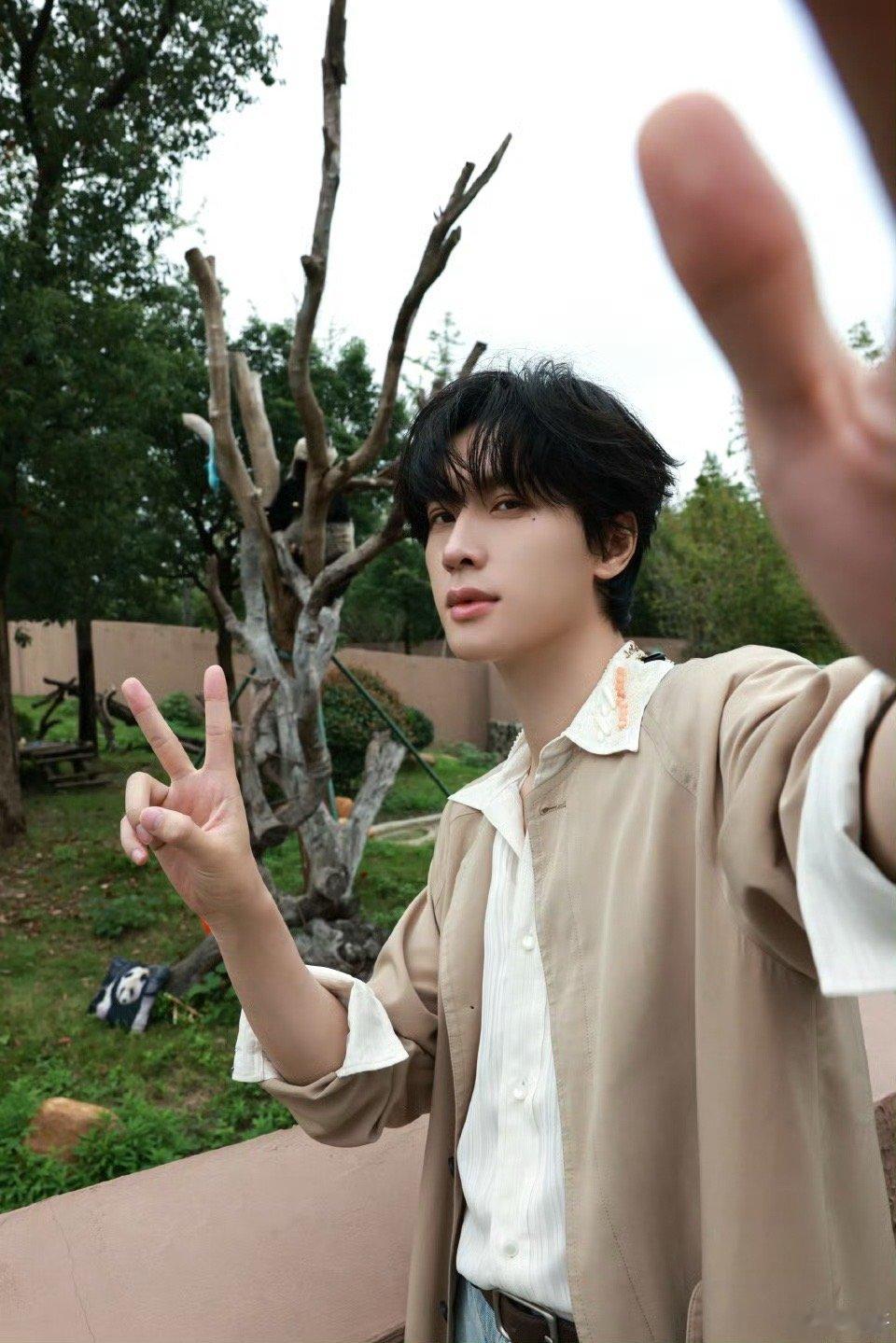 展轩和晴晴合影了展轩最新营业🈶卡其风衣潮男citywalk好帅[色]和大熊猫大