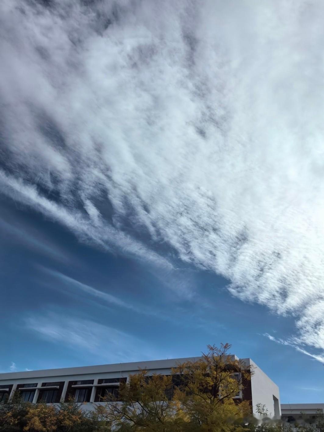 清晨是温柔霞光染透天际，正午是澄澈湛蓝万里无云，傍晚是漫天晚霞铺成锦缎，夜晚又缀