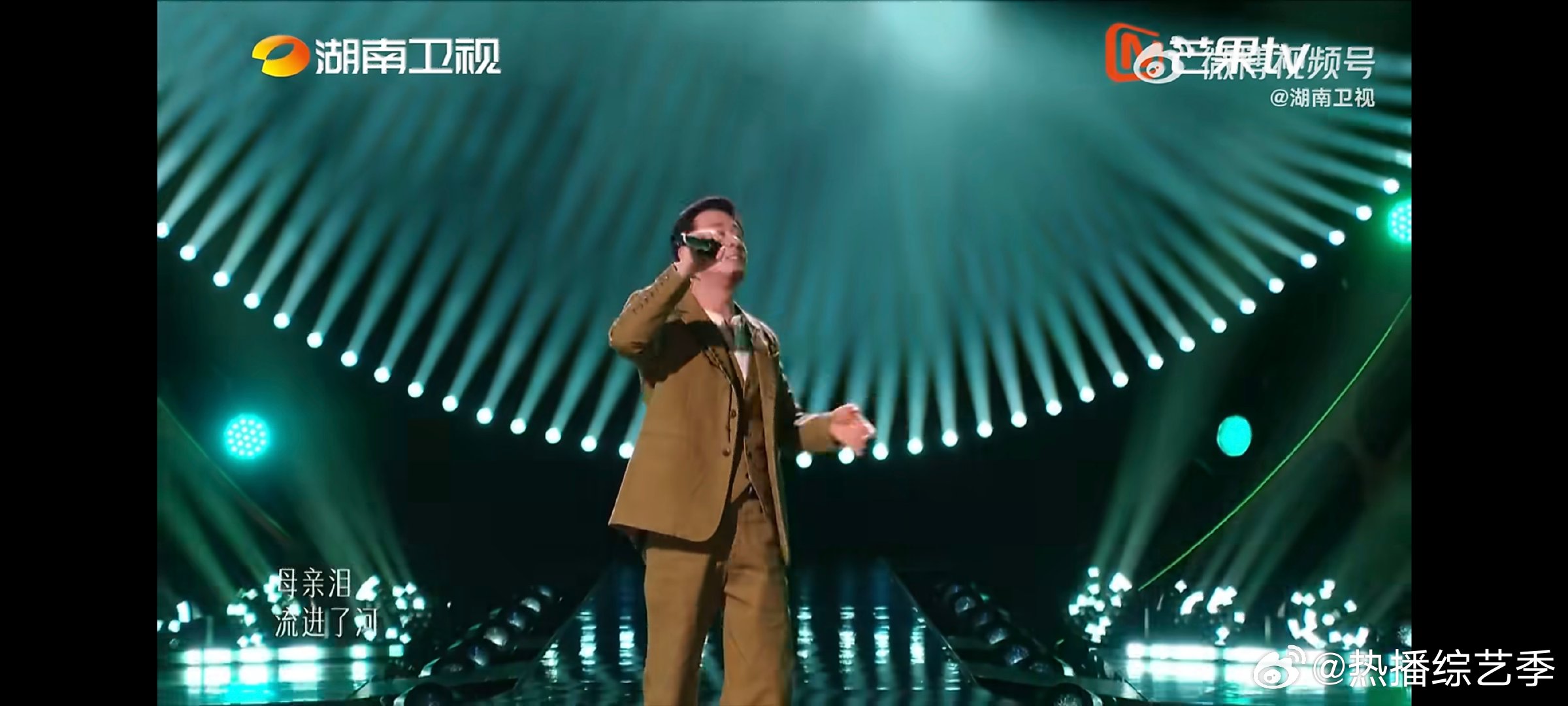 歌手直播杨坤母亲的河音色共情力低沉舒缓的旋律搭配极具质感的嗓音，一下子就把听众带