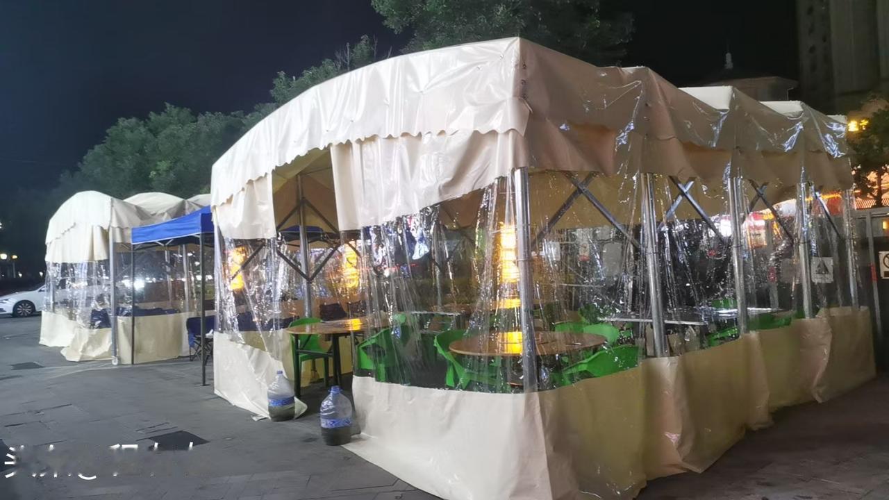 家人们！
千万不要跟我样，
一心软就把钱借出去，
结果借钱的人变成爷，
你问他要