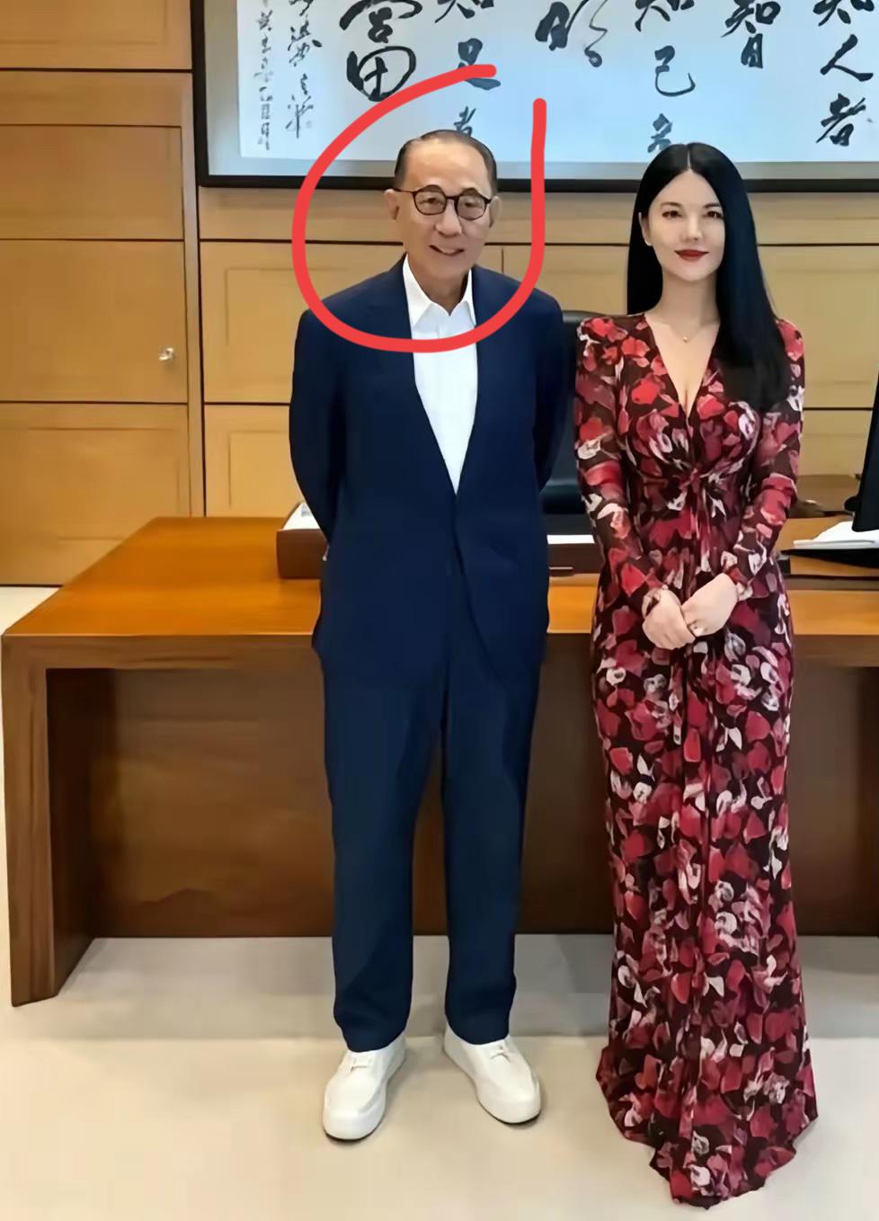 李湘我认识，旁边这位男士好面熟，就是想不起来名字了