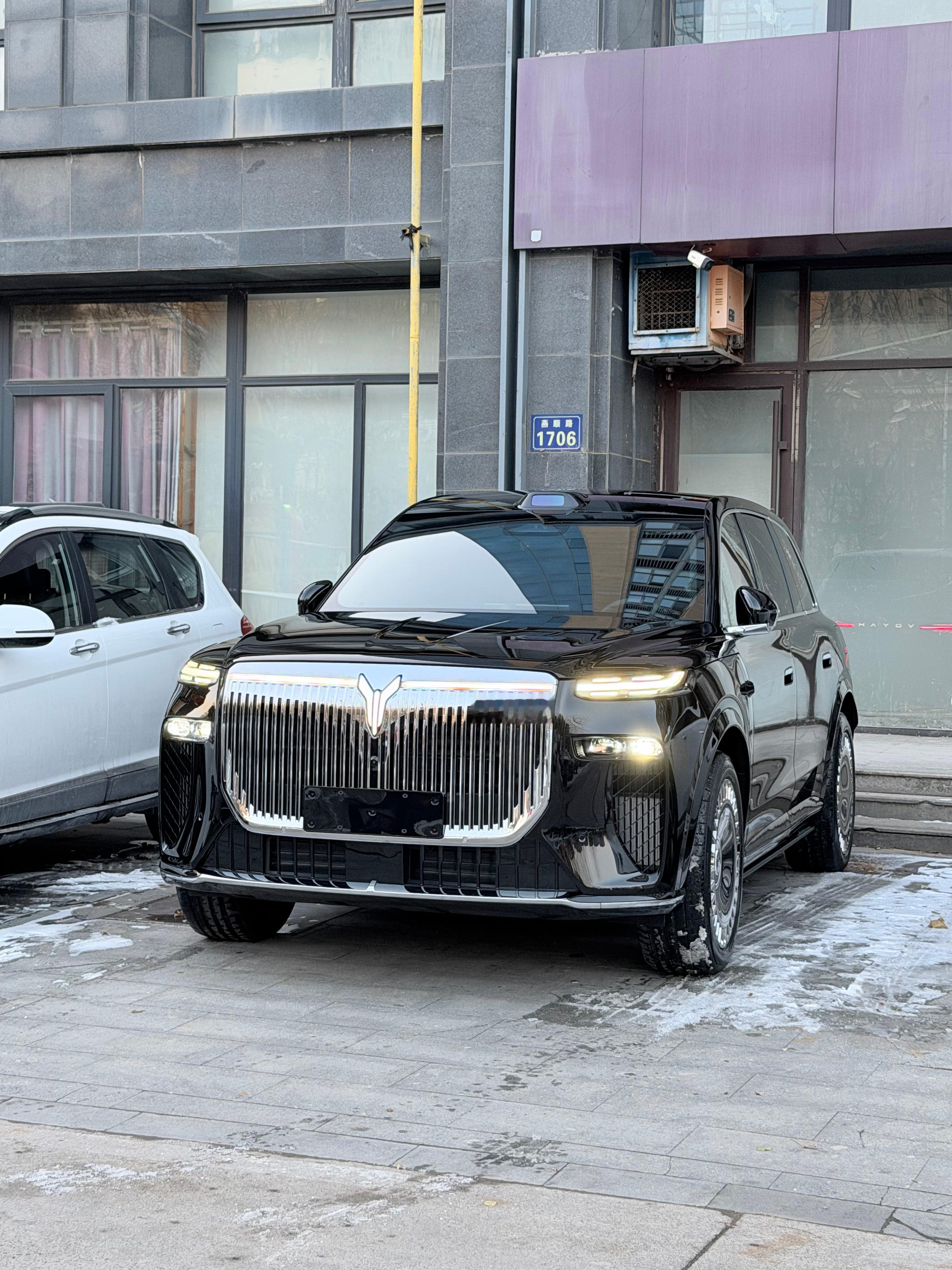 车衣、玻璃、前后档都贴完了下周车牌到位就完美了话说你们喜欢车有牌还是没牌？ 