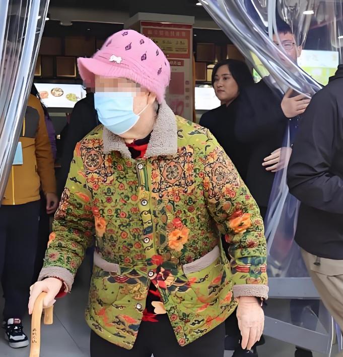 76岁老太太连续6年去商场乘凉蹭空调，店员从不撵她走，但是店员被开除当天，老太对