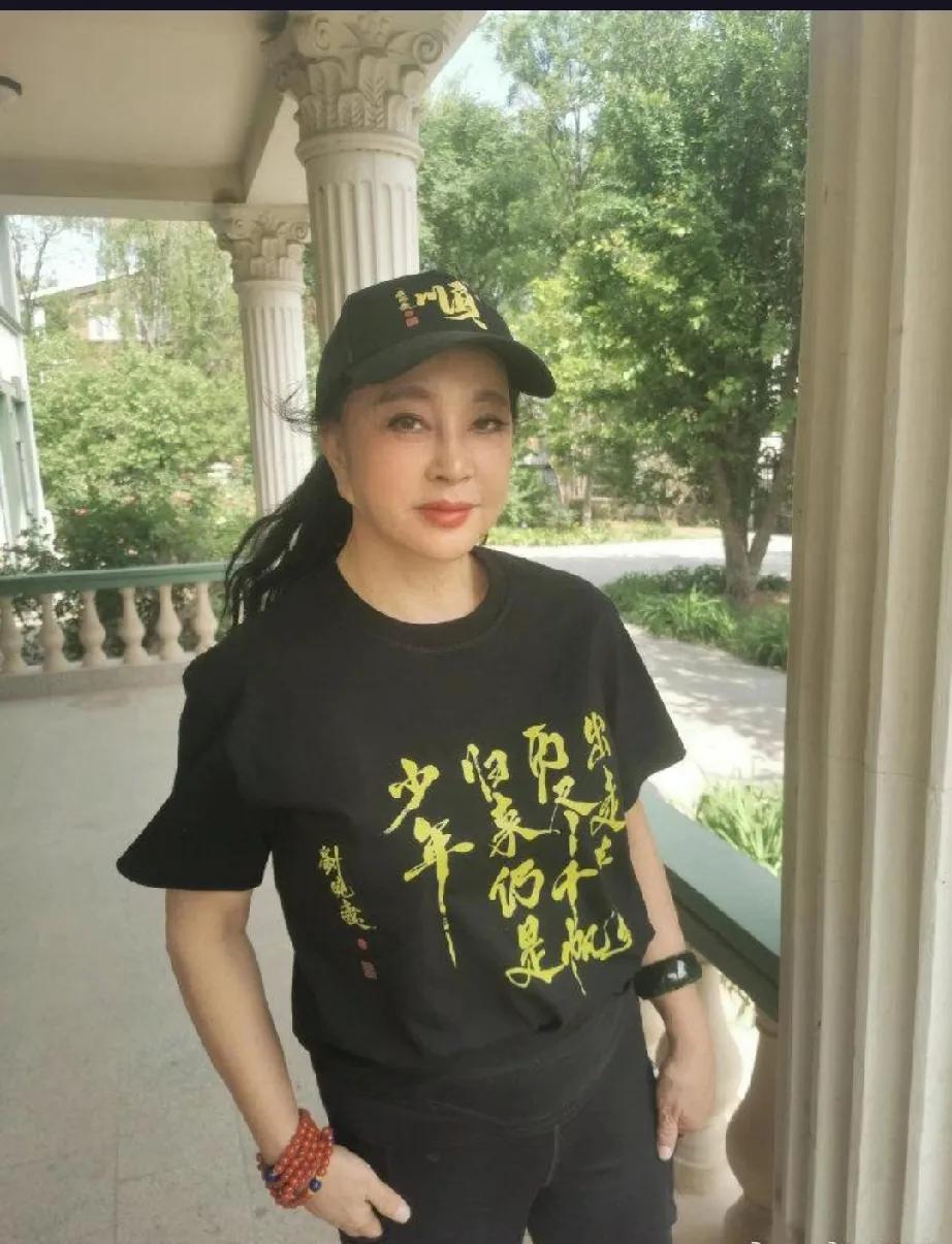 73岁的刘晓庆竟然被曝9年前婚内出轨？这次狗仔不仅放出了聊天记录，还有超火辣语音