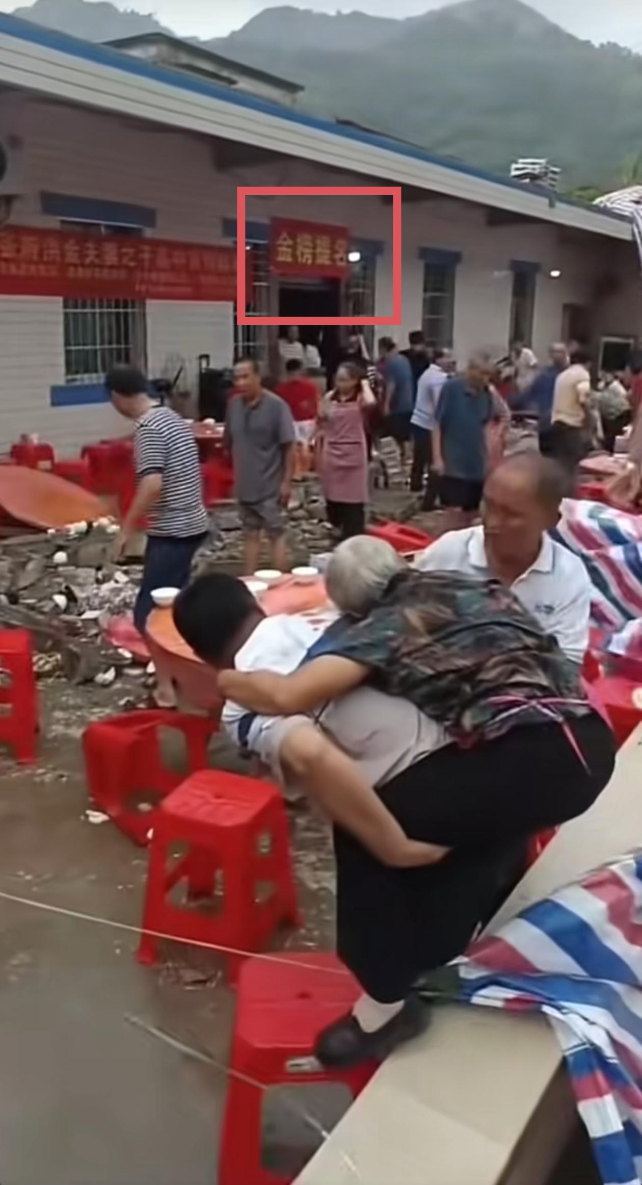 细心之人发现，墙上“金榜题名”四字竟写成了“金榜提名”，有人将其谐音为“提命”，