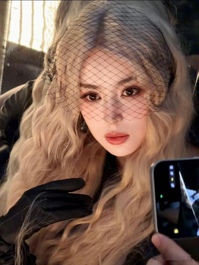 王亚飞给娜扎化的红秀杂志妆就算是女生，也会对着娜扎的颜值流狗水，王亚飞手下的娜扎