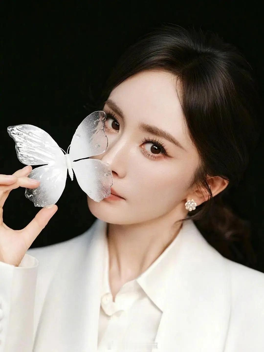 白鹿迪丽热巴李沁杨幂刘亦菲众女星拿蝴蝶拍照。。[点赞] ​​​