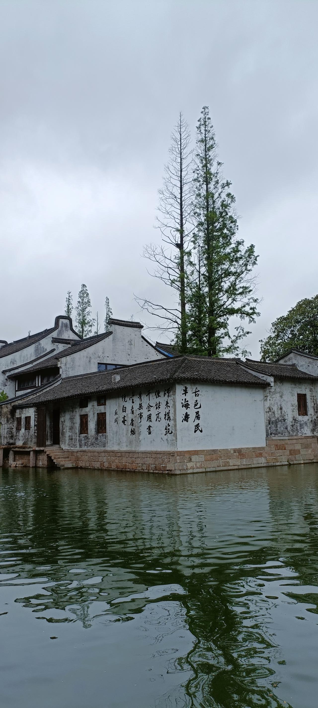 古朴水乡，静谧悠然，白墙黑瓦，韵味悠长。
上联:粉墙黛瓦映碧波，
下联:古韵悠长