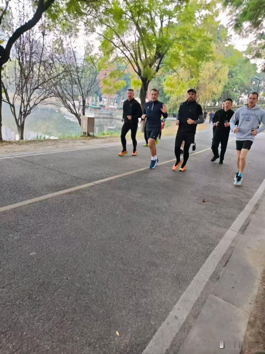 网友偶遇马克龙一大早来成都锦城湖跑步！