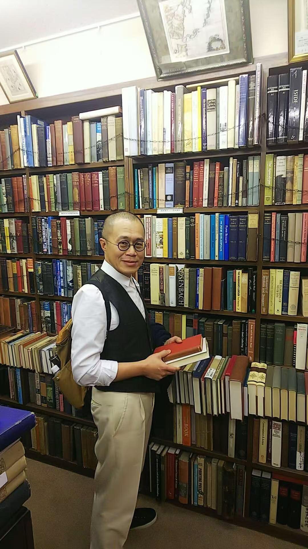 梁文道，我的盗版书[灵光一闪]，想到一句关于盗版书的话，具体内容忘了，大概意思就