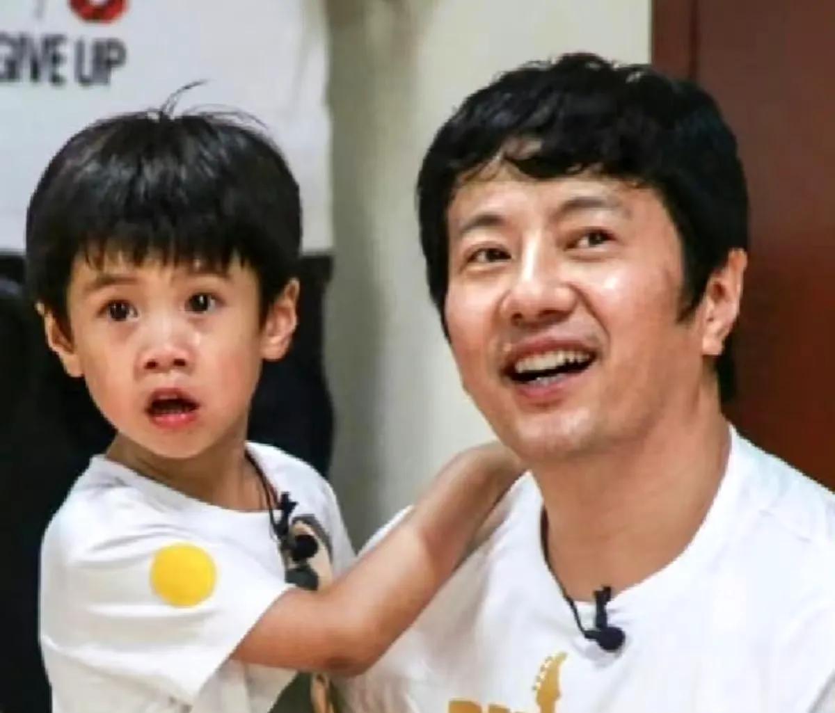 陈楚生为什么选郑钧作为歌手总决赛的帮帮唱？
因为他们的孩子妈都叫同一个名字，刘云