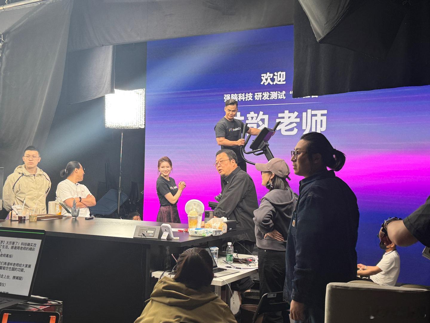 现在机械手已经发展成这样了吗 意念驱动，科技赋能！强脑科技在展示智能仿生手“首条