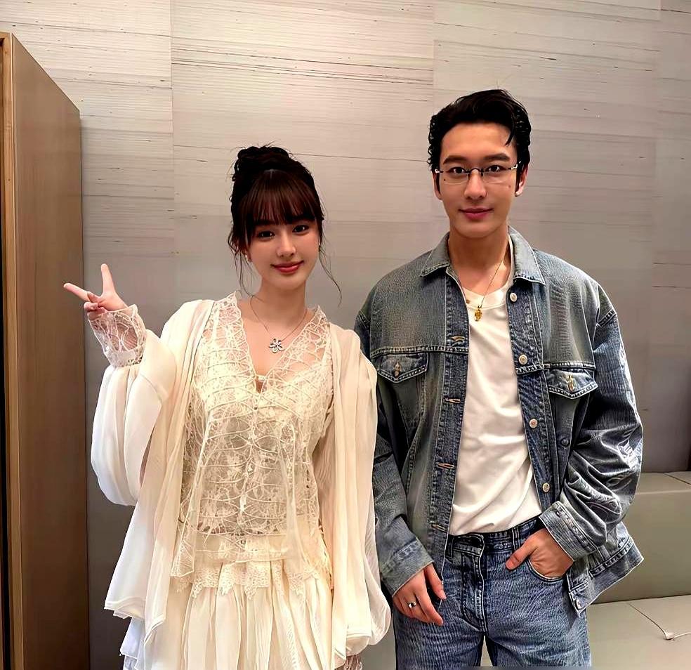 黄晓明的择偶审美，真的是焊死了半点儿没动过。
 
2月底有人在新加坡环球影城偶遇