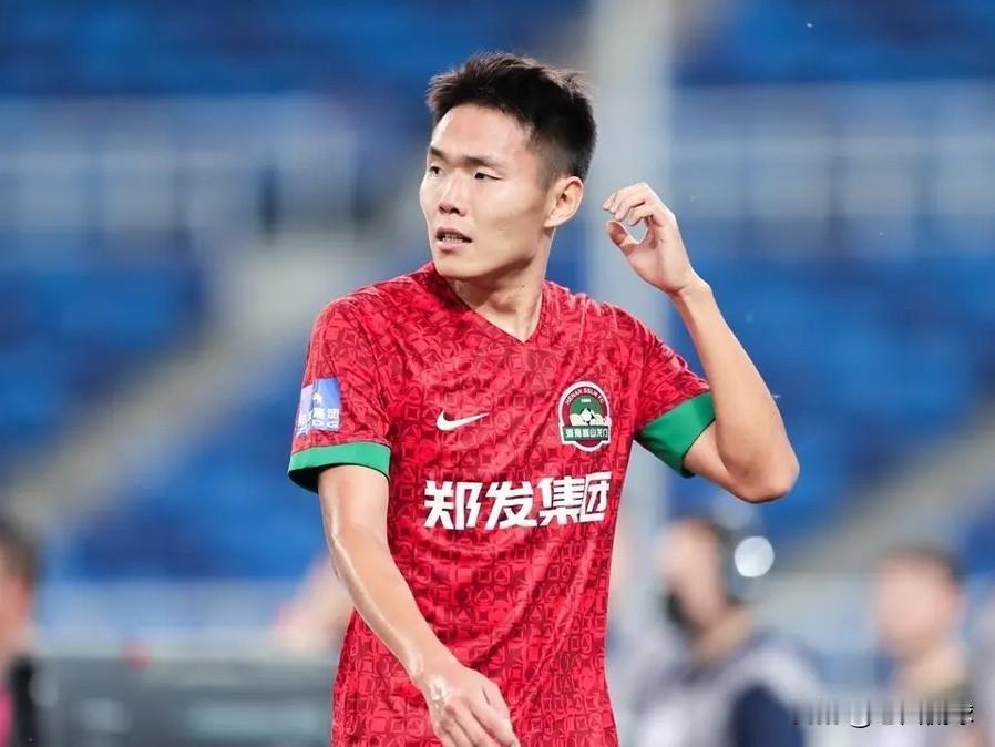 河南队为何只与王上源续约1年？河南队队长王上源与俱乐部续约一年，新合同至2026