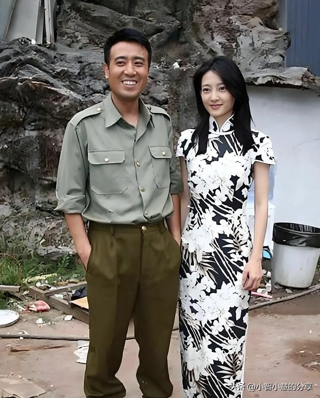 终于知道为什么于和伟笑的那么开心了，因为相貌平平的他站在大美女旁边，把他衬托的更