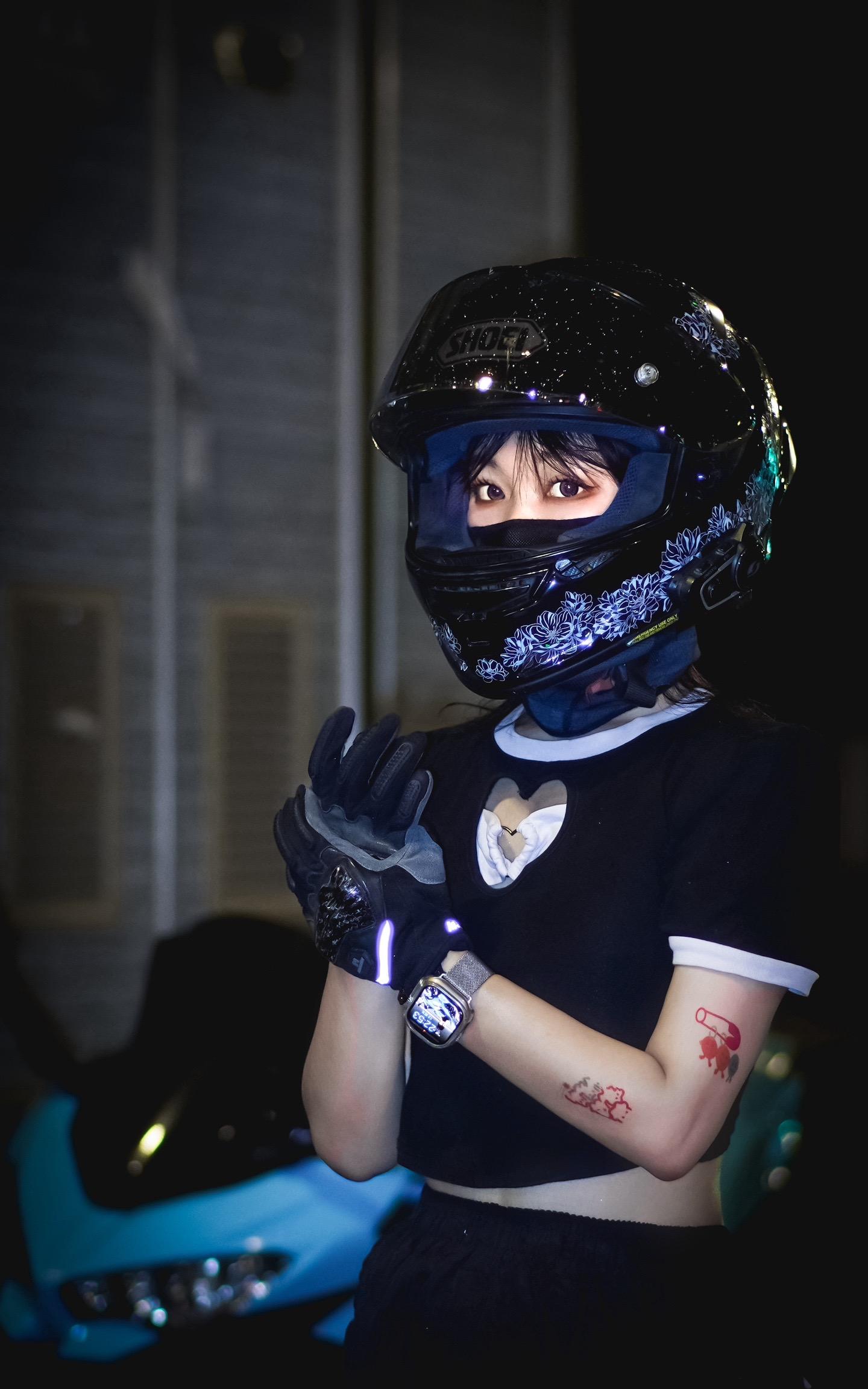 反正已经下雨了。与其反抗 不如享受片刻自由 出境