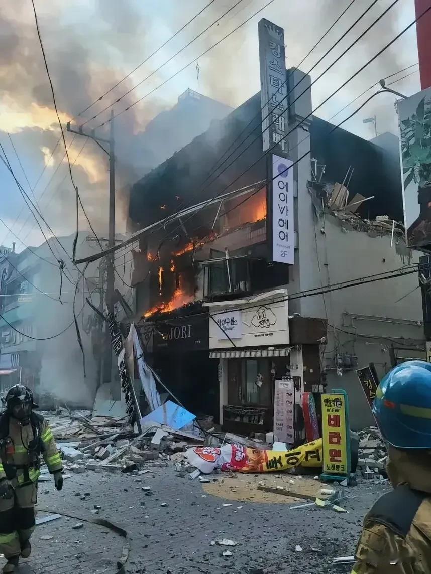 韩国以三层楼房发生瓦斯爆炸起火。