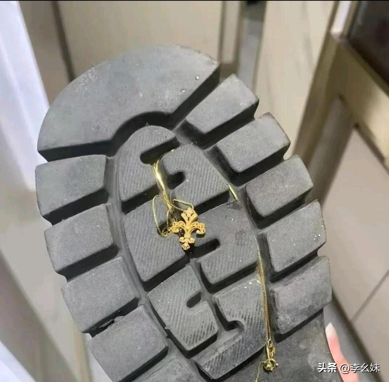 真的是失而复得 早上上班 就感觉脚下踩了什么 一看 我开心了