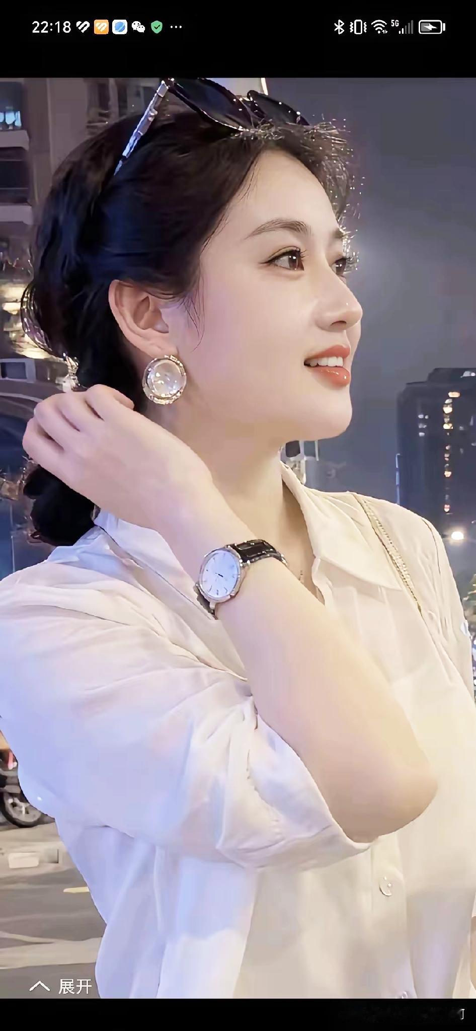 都市夜色中的优雅时光，白衬衫与大耳环的完美搭配