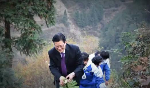 2016年，杭州一校长退休，拒绝百万年薪，前往山区支教，谁知，半年后，学生就消失