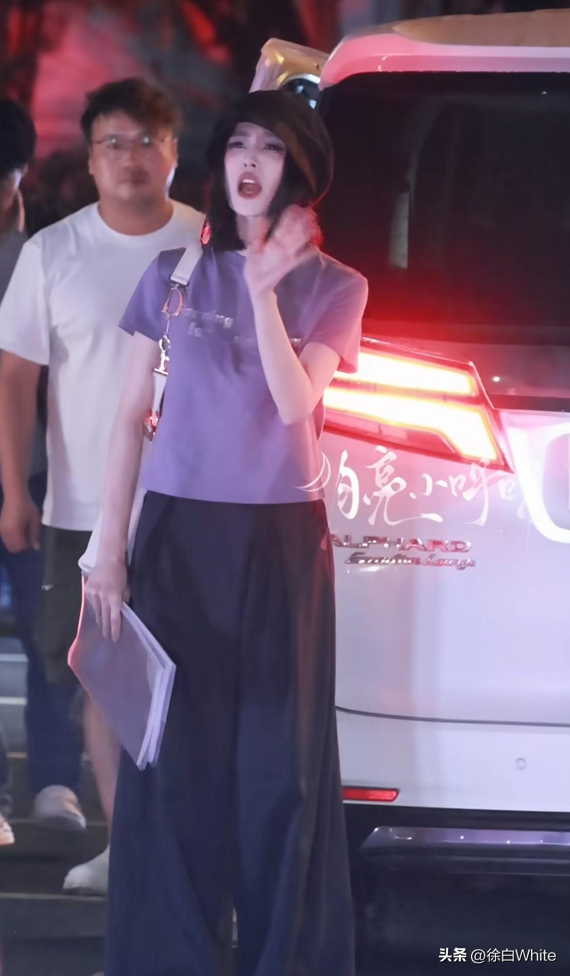 8月4日，白鹿新剧路透，拍戏到凌晨4点下班，看到有大量粉丝也熬到凌晨4点等她，白