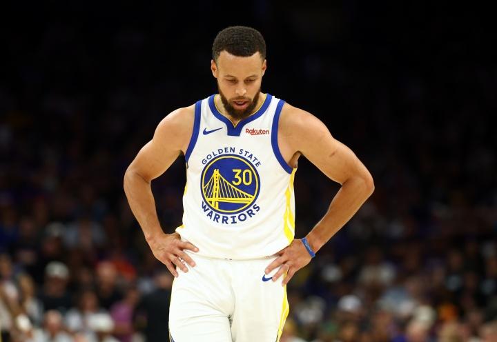 库里明确表态终老勇士！2年1.37亿摆在面前，续约却可能暂缓
看NBA上咪咕视频