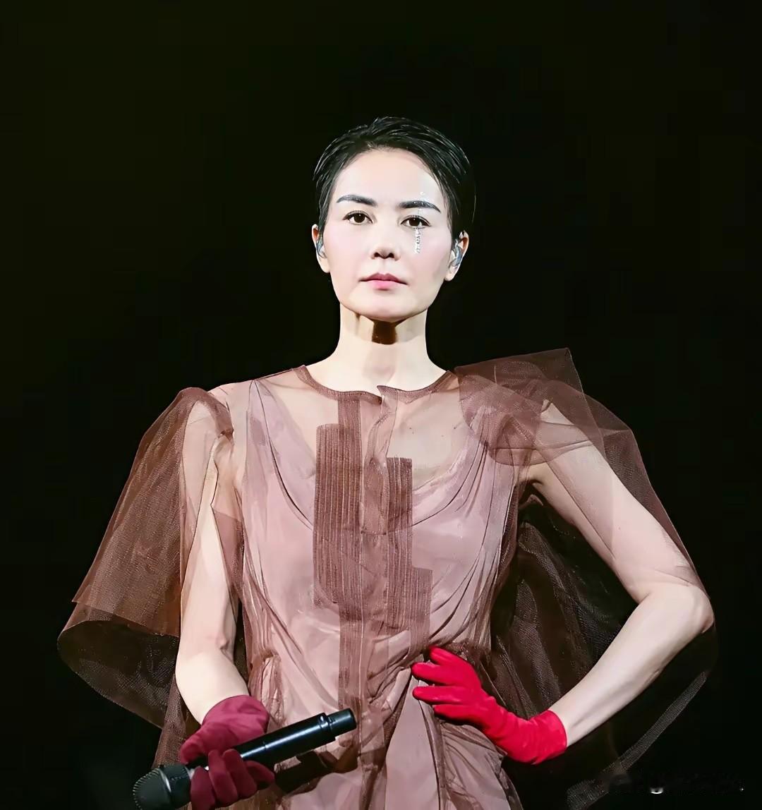 朋友说他女朋友总说白菲不用上班所以状态好。其实王菲上春晚哪是不努力？
前四次联排