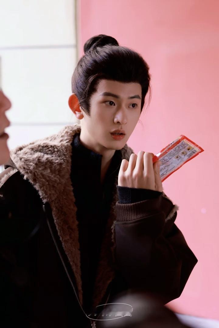 是瘦了还是美颜开大了 