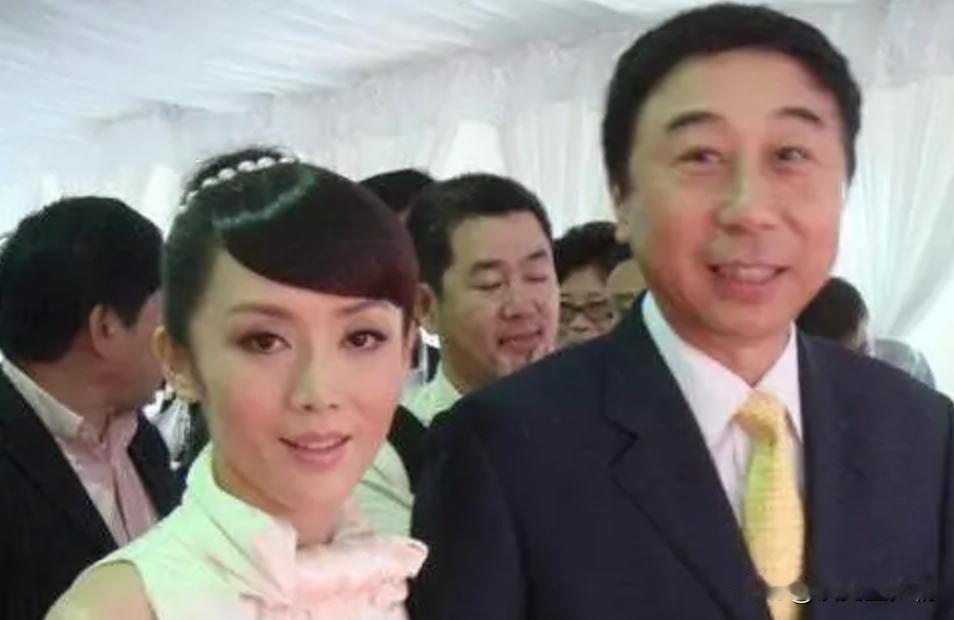 “我就是冯巩的秘密情人，他答应分手给我五十万，现在却翻脸不认人！”2004年，老