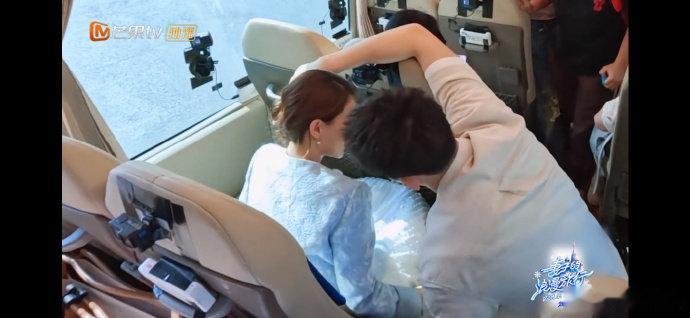 孙杨座椅索吻张豆豆 妻子的浪漫旅行 奥运冠军的撒娇现场——座椅上凑过去要亲亲，被