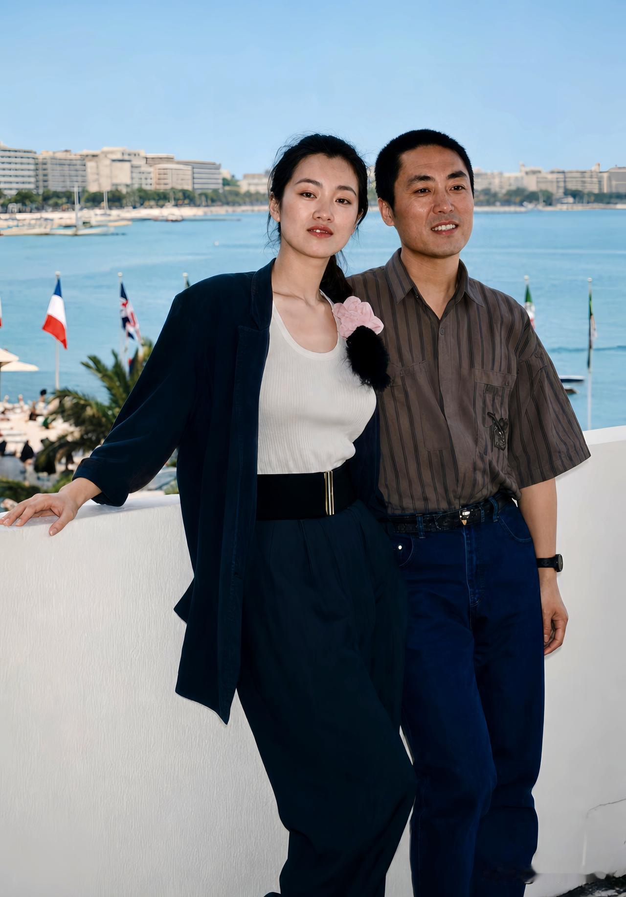 当看到这照片后，我就不信张导，他不会后悔？我估计他后悔得不要，不要的。[呲牙][