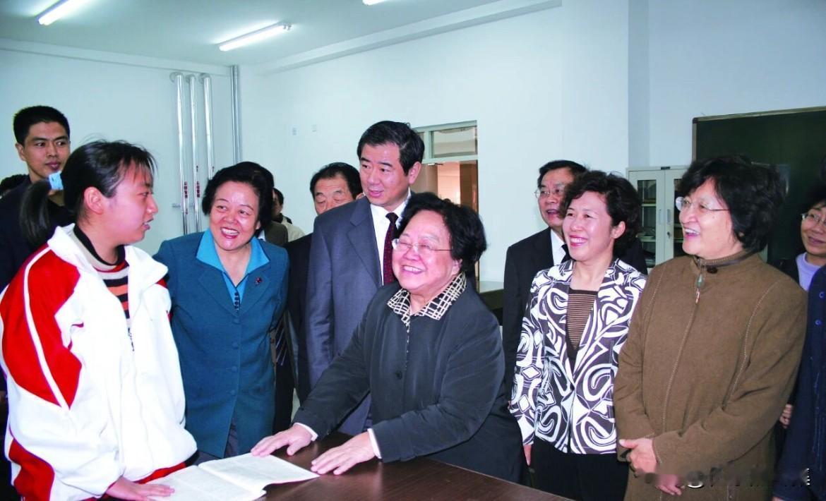 2006年11月16日，全国人大常委会原副委员长、全国妇联名誉主席彭珮云同志在山