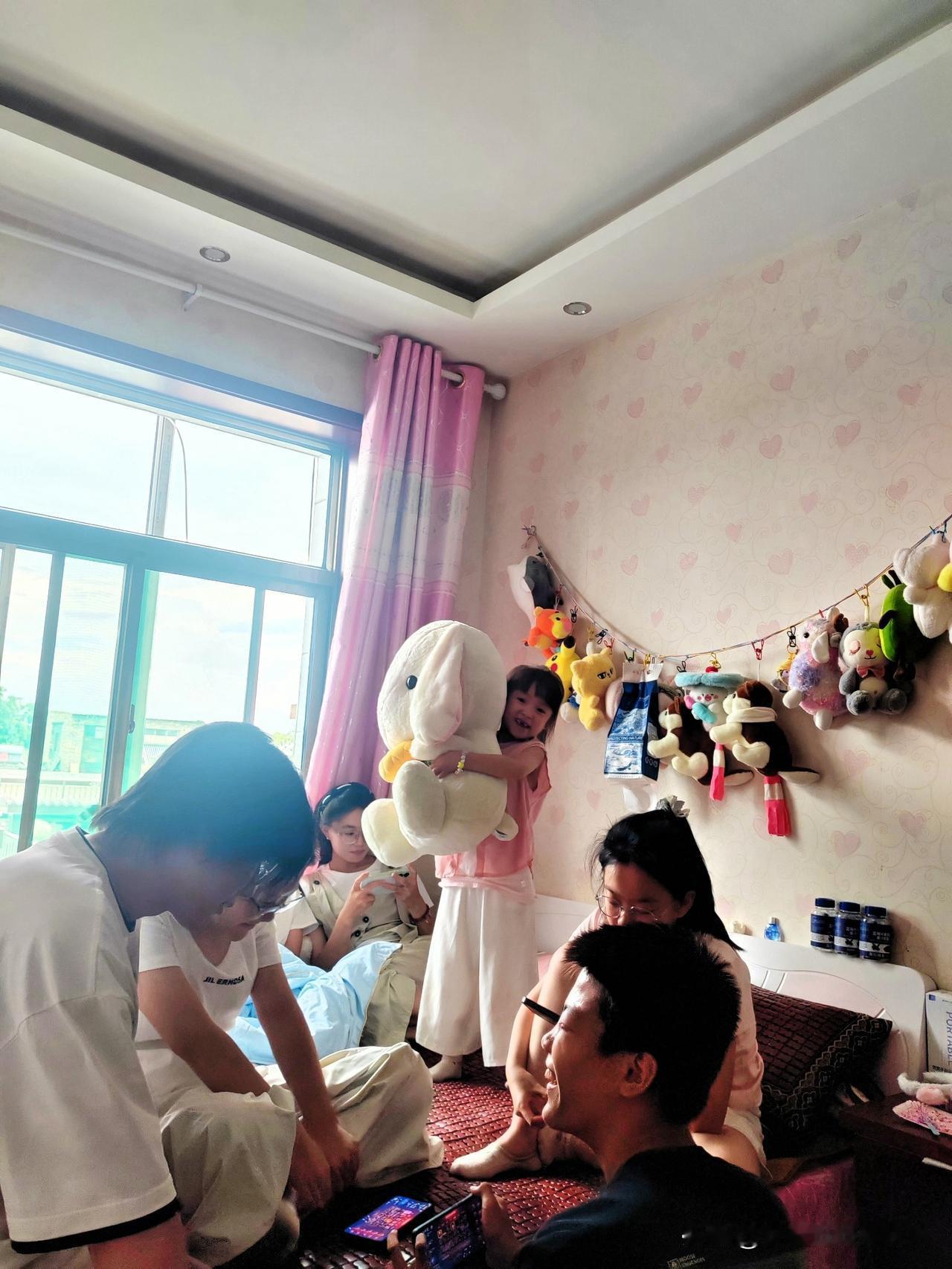 后备箱原来还可以这样呀，孩子们竟然都坐过。

今天一群孩子坐在一起，吹着空调，吃