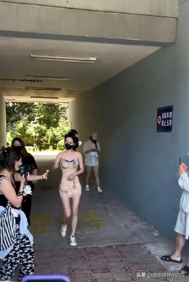 孟子义瘦得离谱，脸蛋却美得出众。可现在好多女星都追求过度消瘦，真让人担忧。健康的