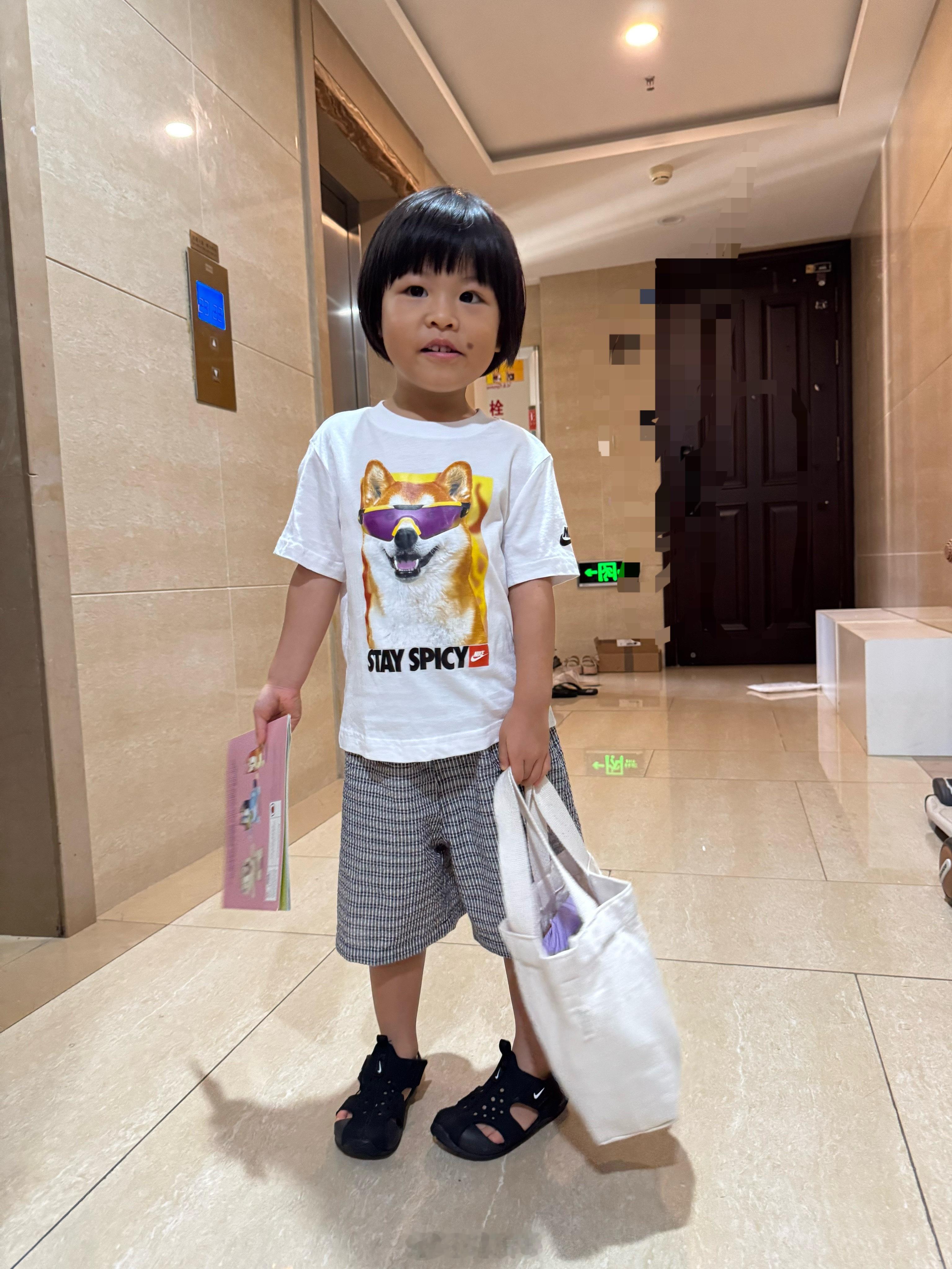 家人们还记得我说旅蛙给球宝买了一件丑到球都不肯穿的衣服吗？今天穿上了