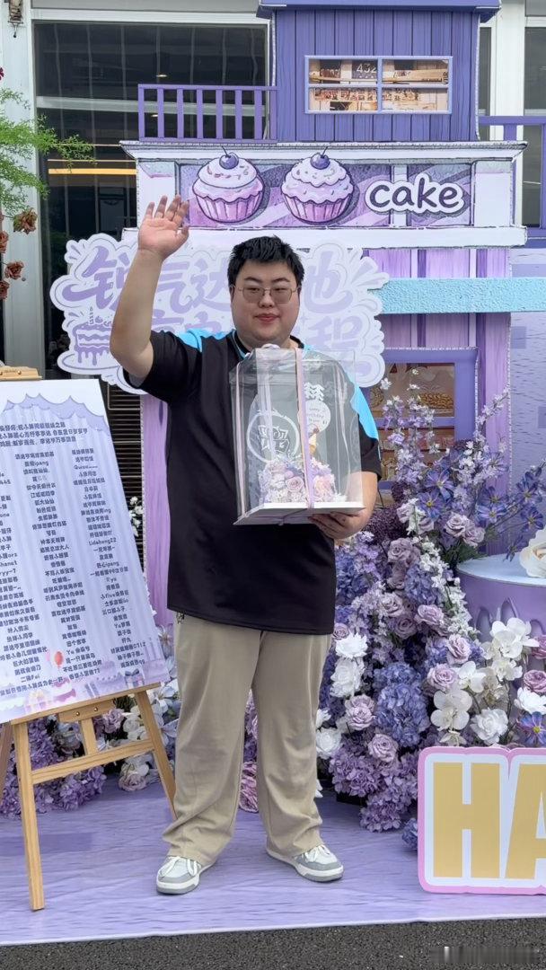 小胖二二赴新程小胖成为独一无二的自己一段旅程就此落幕，小胖奔赴新的阶段。放下过往