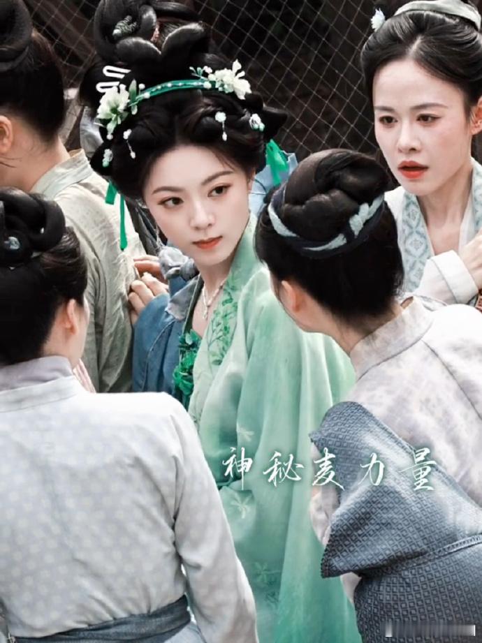 赵今麦绿裙古灵精怪小女主赵今麦楚听雨新鲜片场路透，绿裙古装清丽秀气。古风盘发搭配