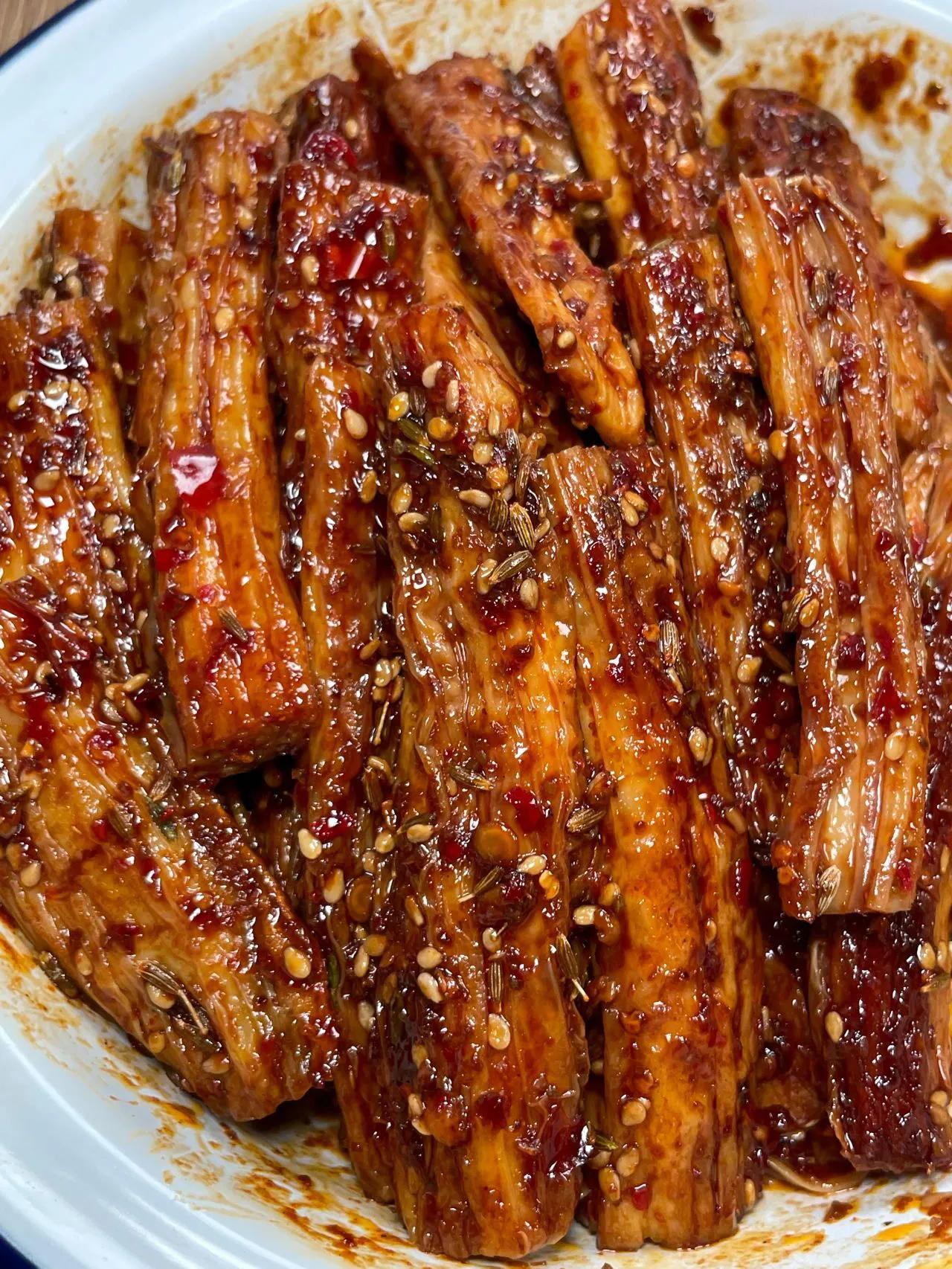 香辣孜然腐竹，五分钟搞定，光就着它就能吃两碗米饭！
做法：
1、调酱汁：碗中放一