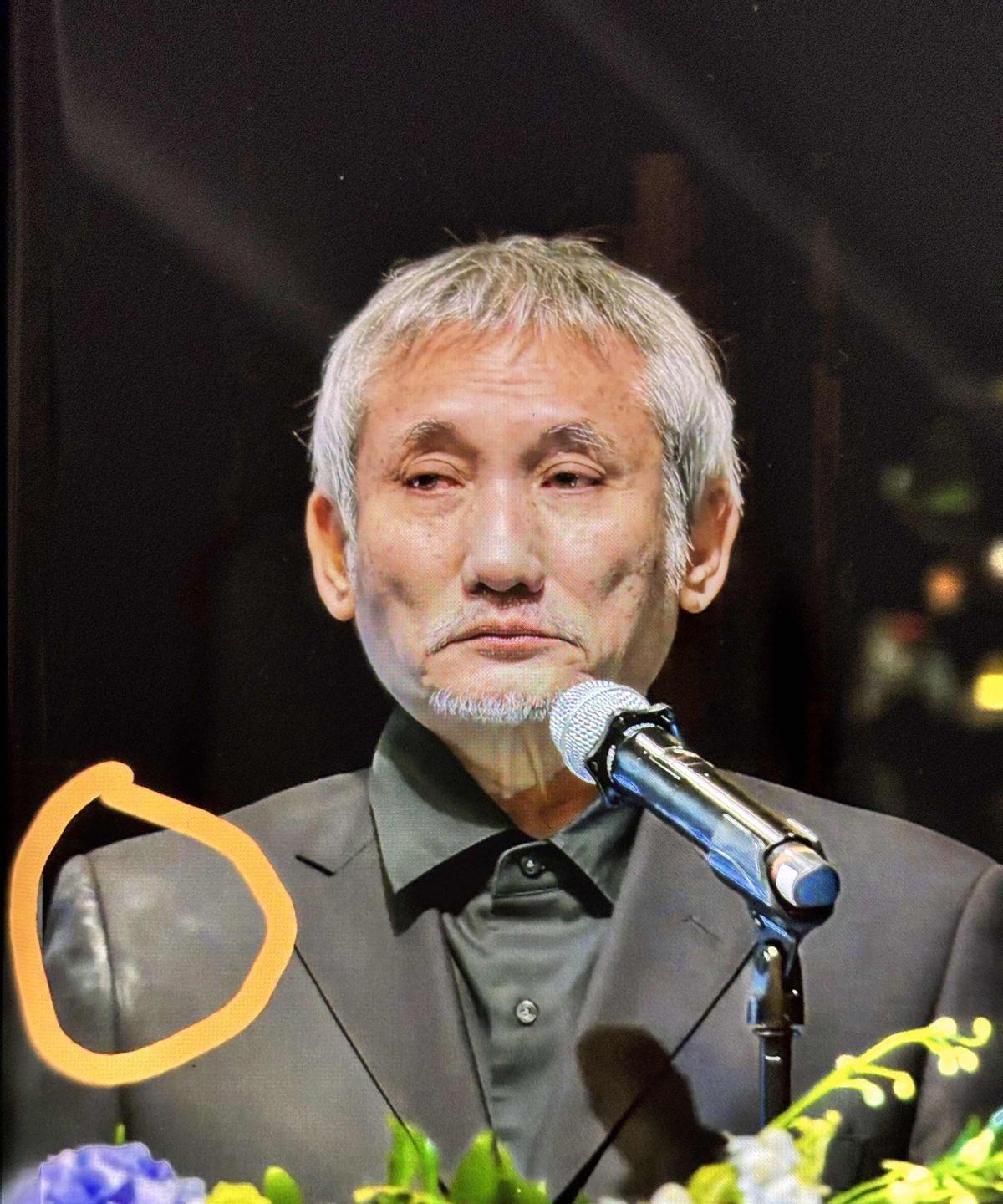 都说徐克是为情所伤，其实是合伙做买卖的核心账房没了。
昨天追思会上的徐克，76岁